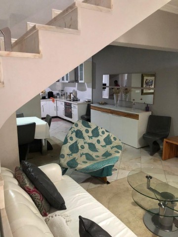 A Venda Excelente moradia V3 duplex, mobiliada, na Vila Alice.