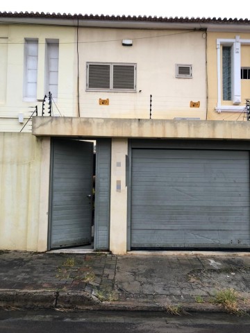A Venda Excelente moradia V3 duplex, mobiliada, na Vila Alice.