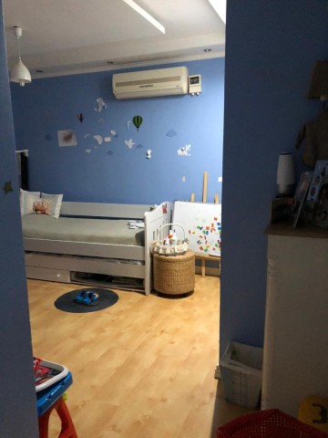 A Venda Excelente moradia V3 duplex, mobiliada, na Vila Alice.
