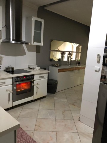 A Venda Excelente moradia V3 duplex, mobiliada, na Vila Alice.