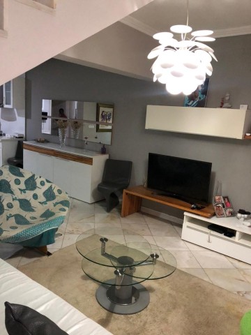 A Venda Excelente moradia V3 duplex, mobiliada, na Vila Alice.