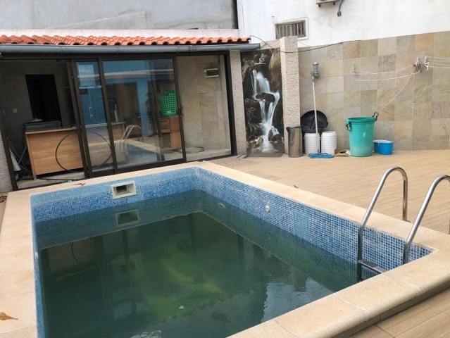 A Venda Vivenda V3 duplex, com anexo e piscina, sito no Condomínio Flores de Talatona, Talatona.