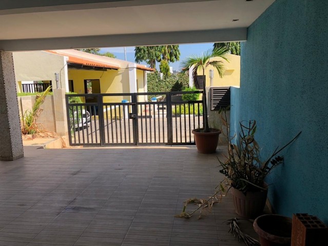 A Venda Vivenda V3 duplex, com anexo e piscina, sito no Condomínio Flores de Talatona, Talatona.