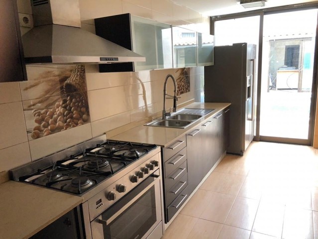 A Venda Vivenda V3 duplex, com anexo e piscina, sito no Condomínio Flores de Talatona, Talatona.