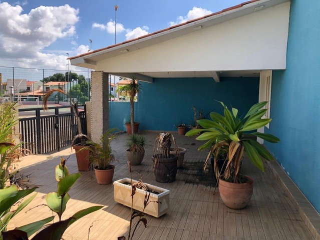 A Venda Vivenda V3 duplex, com anexo e piscina, sito no Condomínio Flores de Talatona, Talatona.