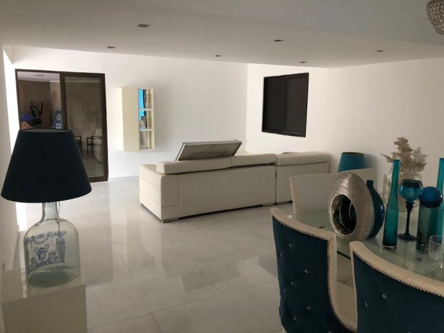 A Venda Vivenda V3 duplex, com anexo e piscina, sito no Condomínio Flores de Talatona, Talatona.