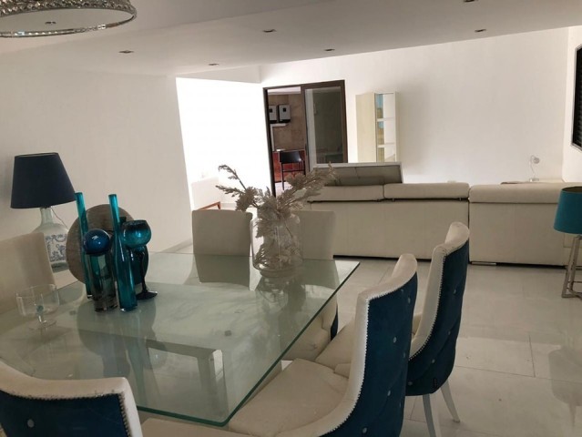 A Venda Vivenda V3 duplex, com anexo e piscina, sito no Condomínio Flores de Talatona, Talatona.