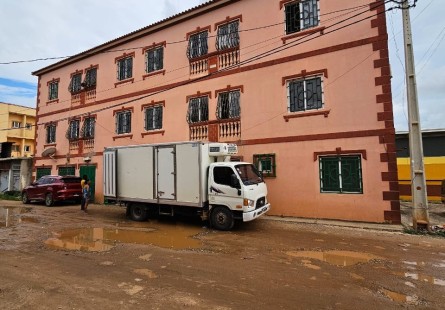 Armazém de 210,50m², sito no Camama, 50 metros da estrada principal.