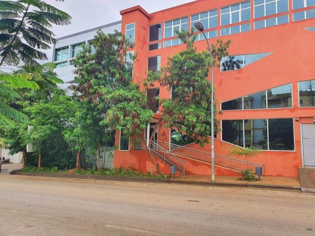 A Venda EDIFÍCIO DE 4 PISOS, NA ÁREA MAIS ESTRATÉGICA DO TALATONA, NA RUA DO MAT