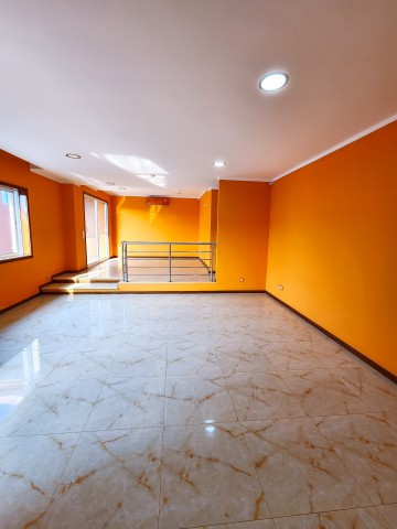 A Venda Excelente moradia T4 com anexo, situada no lado oposto do Kilamba, depois do Kibabo.