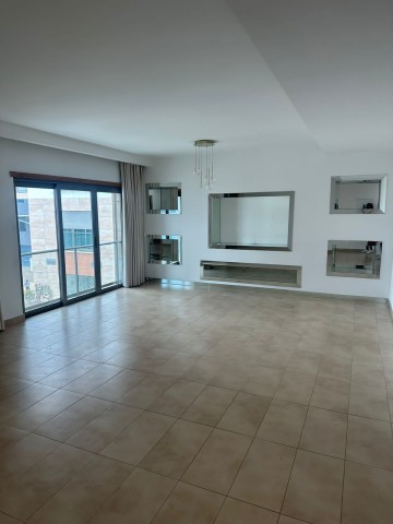 A Venda Arrendar: Excelente apartamento T3, no Condomínio Dolce Vita, Talatona.