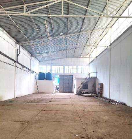 A Venda Aluga-se excelente armazém de 500 m2 na Estrada Luanda- Cacuaco