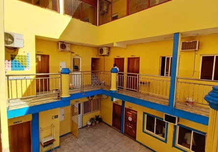 Estabelecimento escolar (Colégio), no Palanca, Rua asfaltada.