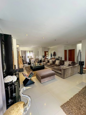 A Venda Vivenda V4 com anexo e piscina, no Condomínio Paraíso, Talatona.