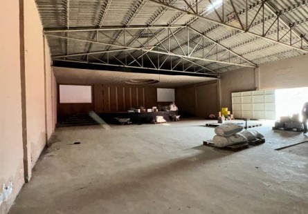 Armazém de 1.900m², no Cassequel, Rua M'Bandi.