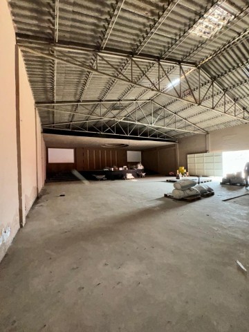 A Venda Armazém de 1.900m², no Cassequel, Rua M'Bandi.