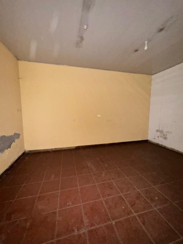 A Venda Armazém de 1.900m², no Cassequel, Rua M'Bandi.