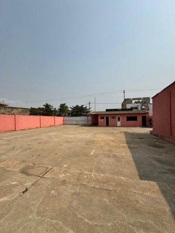 A Venda Armazém de 1.900m², no Cassequel, Rua M'Bandi.