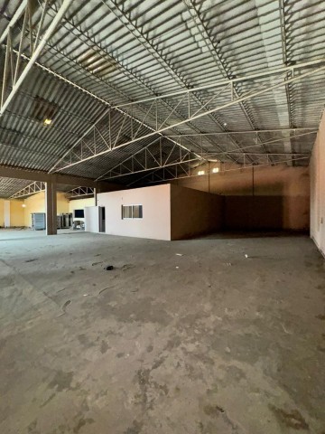 A Venda Armazém de 1.900m², no Cassequel, Rua M'Bandi.