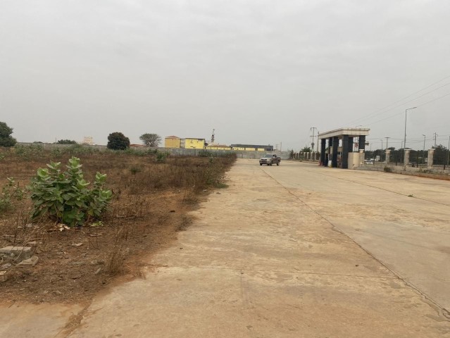 A Venda Terreno de 3 hectares, berma estrada, Via expressa.