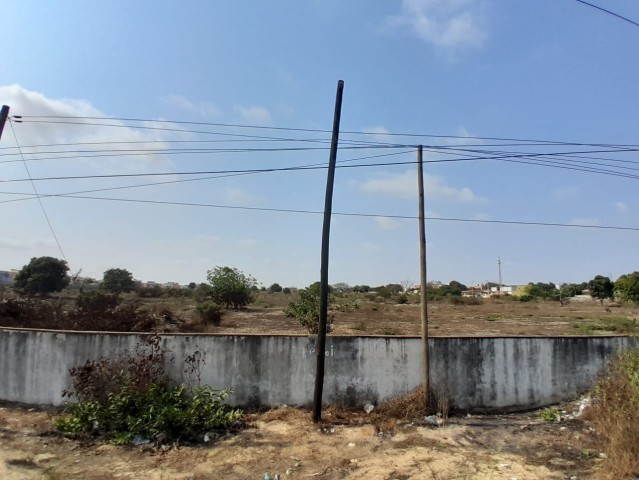A Venda Terreno de 4 hectares, na 1ª linha da Via Expressa, sentido desvio do Zango/11 de Novembro.