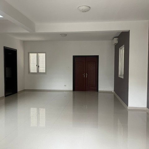 A Venda Moradia T4 no Condomínio Parque das Acácias, Camama.