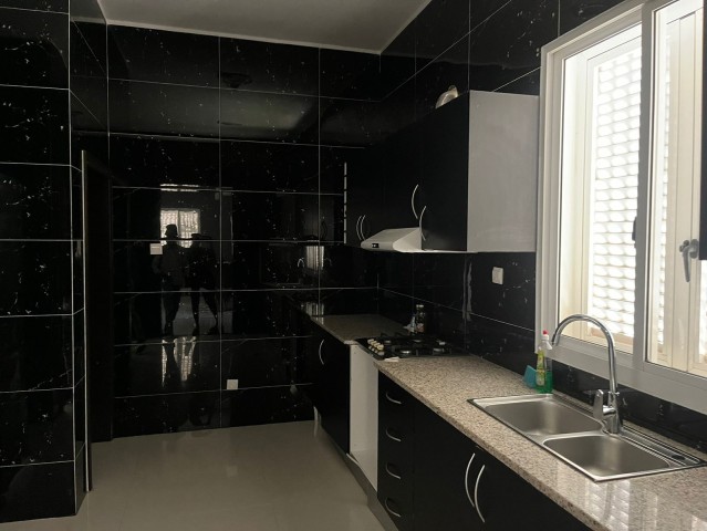 A Venda Moradia T4 no Condomínio Parque das Acácias, Camama.