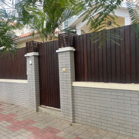 A Venda Moradia T4 no Condomínio Parque das Acácias, Camama.