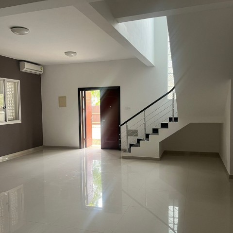 A Venda Moradia T4 no Condomínio Parque das Acácias, Camama.