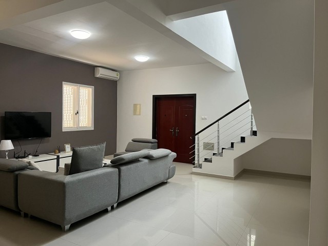 A Venda Moradia T4 no Condomínio Parque das Acácias, Camama.