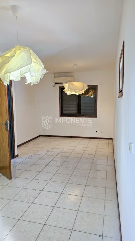 A Venda Moradia V3+1, dúplex, no Condomínio Flores de Talatona, Talatona.