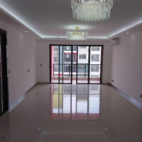 A Venda Apartamento T4, no Condomínio Royal Park, Talatona.