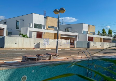 Luxuoso Condomínio de 4 casas, de padrão alto, trata-se do Condomínio Ouro Verde , sito no Talatona.