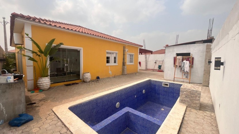 A Venda Vivenda V3 com piscina e anexo, Condomínio Infinity Gold, 11 de Novembro.