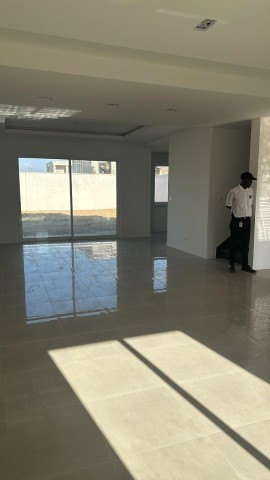 A Venda Vivenda V3, na Urbanização Boa Vida, Via Expressa.