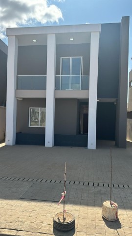 A Venda Vivenda V3, na Urbanização Boa Vida, Via Expressa.