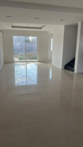 A Venda Vivenda V3, na Urbanização Boa Vida, Via Expressa.