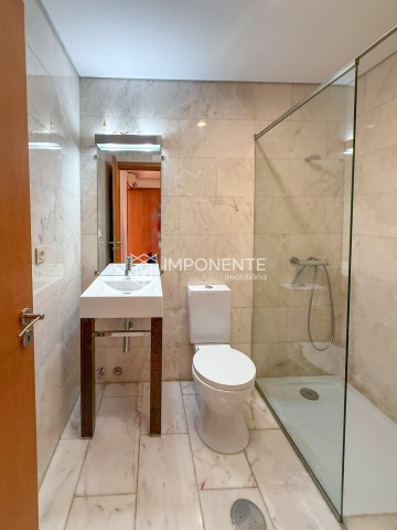 A Venda Luxuosa Vivenda V5 com piscina e anexo, no Condomínio das 13 Casas, Talatona.