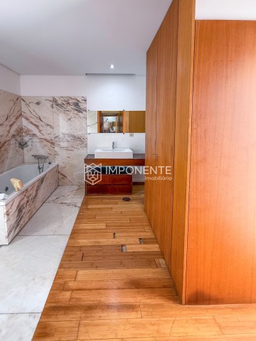 A Venda Luxuosa Vivenda V5 com piscina e anexo, no Condomínio das 13 Casas, Talatona.