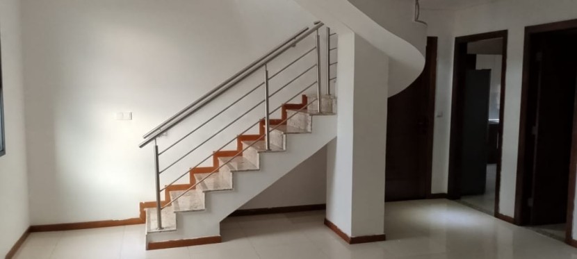 A Venda Apartamento T3 duplex, no Condomínio Laguna Residencial, Talatona.