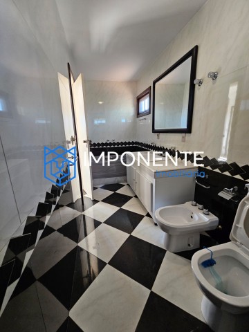 A Venda Vivenda V5 com piscina e anexo, no condomínio Atlântico Sul, Talatona.