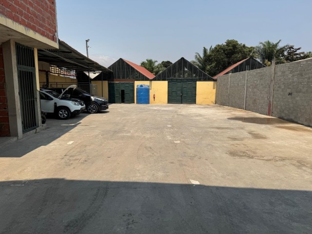 A Venda Arrenda-Se Armazém A Beira Estrada