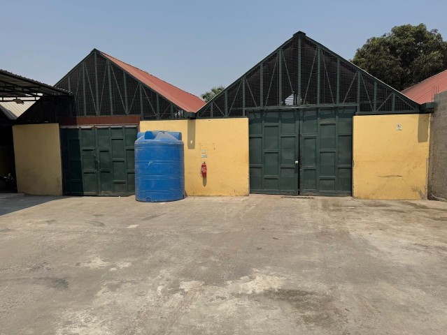 A Venda Arrenda-Se Armazém A Beira Estrada