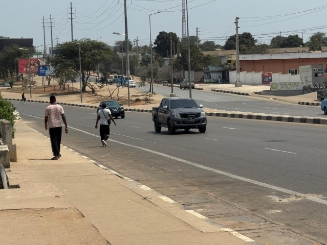 A Venda Arrenda-Se Armazém A Beira Estrada