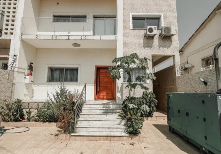 Luxuosa Vivenda V4 com piscina e anexo, no Prenda, Rua do Edifico da RCS.