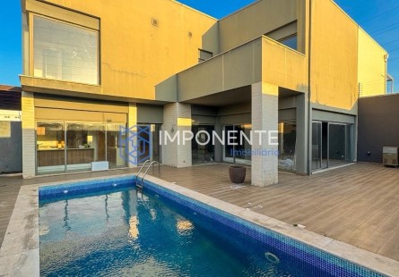 Luxuosa vivenda V4 com piscina, no Condomínio Dalm Residencial, Talatona.