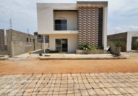 Vivendas T4 em construção, no Patriota, condomínio fechado